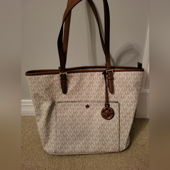 Michael Kors Creme & Tan Purse with lots of pockets and storage - Picture 6 of 6